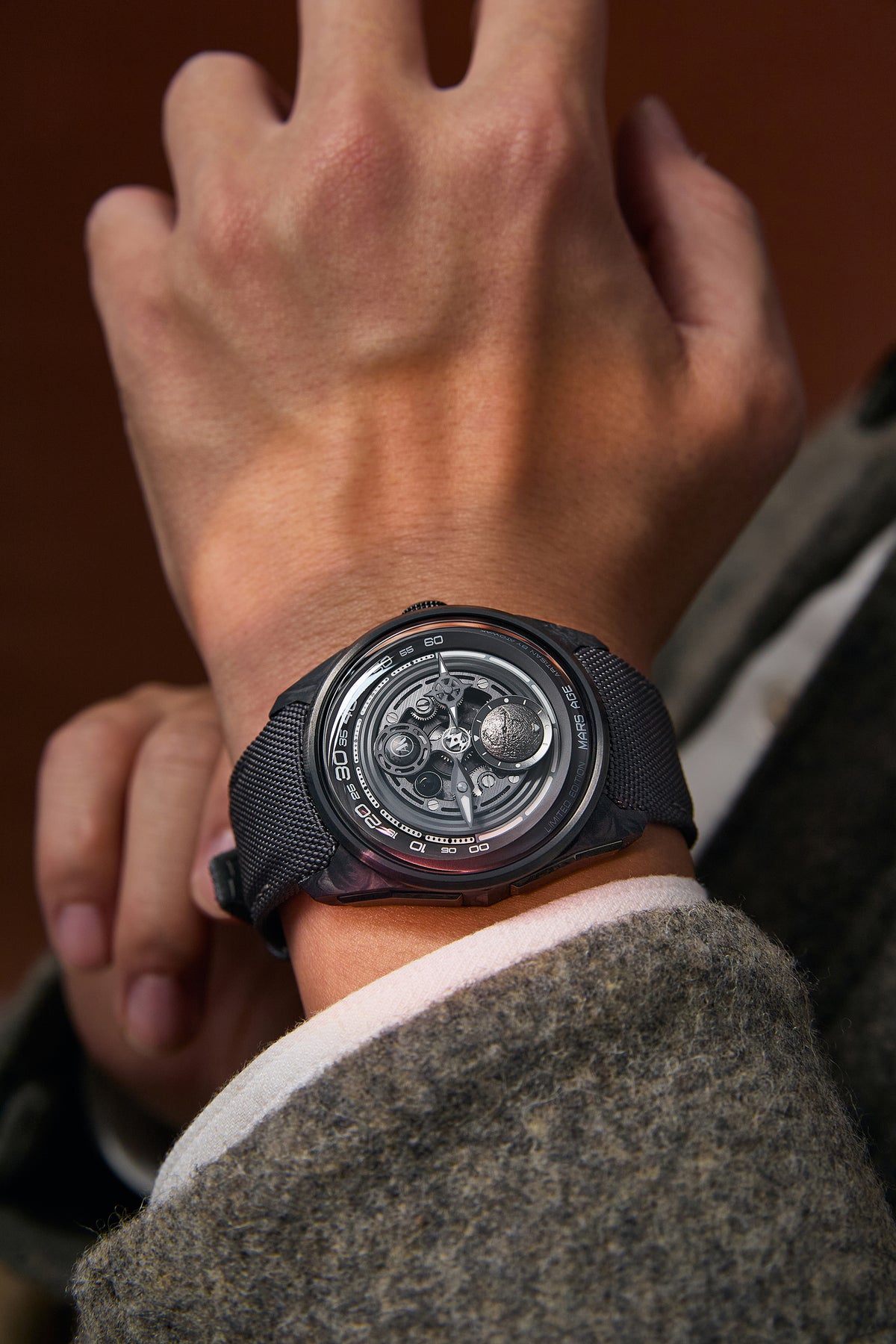 ATOWAK Mars Age Origin Grey - hands-on with hybrid strap