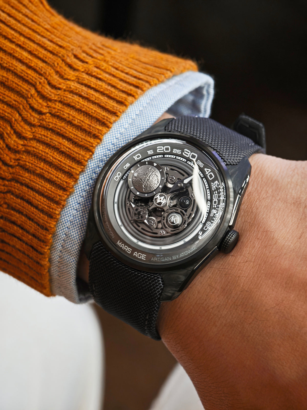 ATOWAK Mars Age Origin Grey - hands-on view
