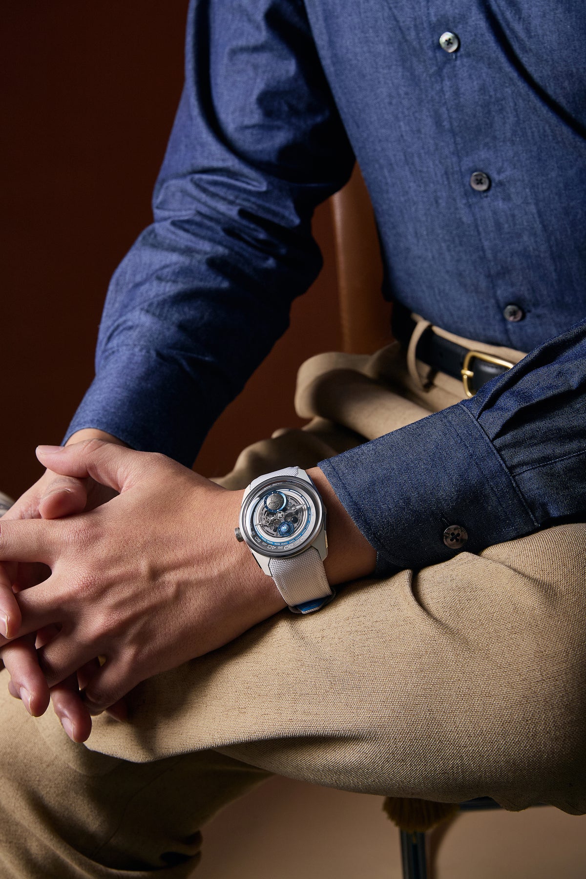 ATOWAK Mars Age Traverse White - on the wrist
